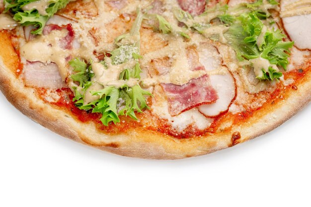 Foto pizza close up com presunto bacon salada verde e queijo isolado no fundo branco copyspace vista superior