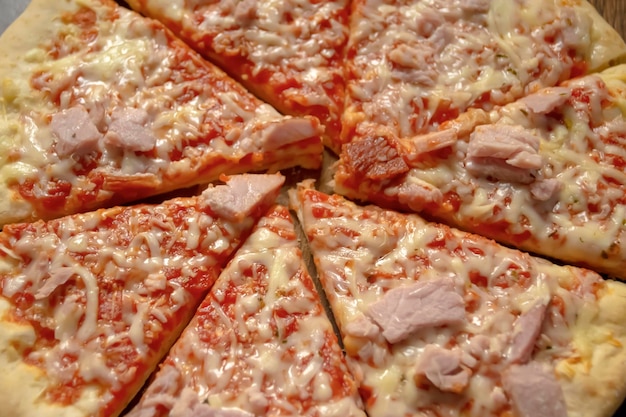 Pizza closeup Pizza de tomate com carne As fatias de pizza são cortadas para alimentação