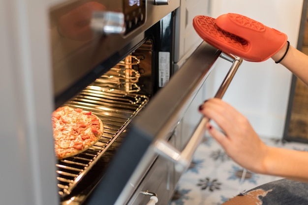 Pizza cocinada en un hermoso horno moderno