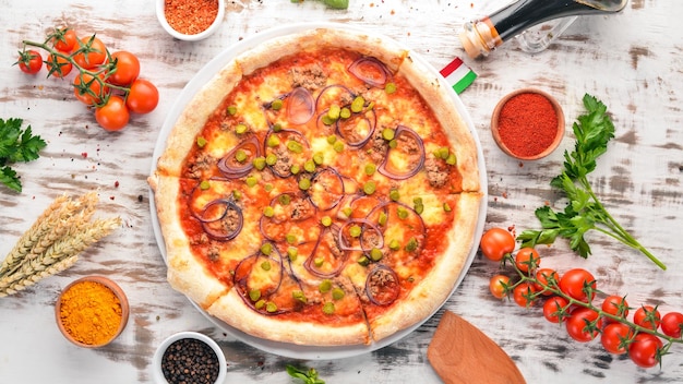 Pizza com atum e cebola Prato tradicional italiano No fundo antigo Vista superior Espaço livre para o seu texto