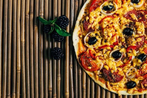 Foto pizza com azeitonas de queijo e salame