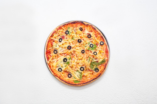 Pizza com azeitonas em um fundo branco