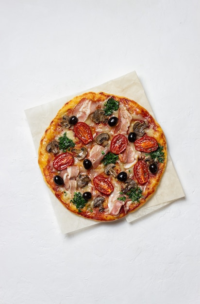Pizza com bacon, cogumelos, tomate, queijo e azeitonas. comida italiana.