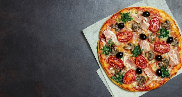 Pizza com bacon, cogumelos, tomate, queijo e azeitonas. Comida italiana.