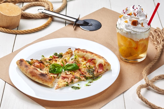 Pizza com bacon e manjericão de alho-poró com limonada e chantilly