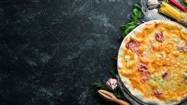 Pizza com bacon e queijo Cozinha tradicional italiana Vista superior Espaço de cópia grátis