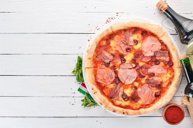 Pizza com bacon e salsichas Prato tradicional italiano No fundo antigo Vista superior Espaço livre para o seu texto