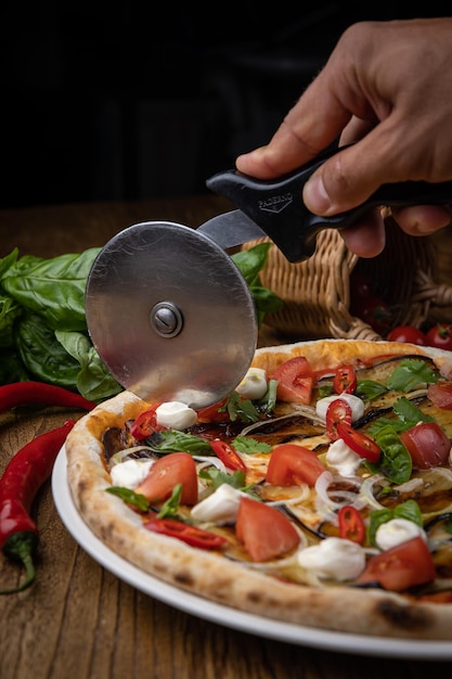 pizza com berinjela, queijo, tomate e pimenta em um restaurante