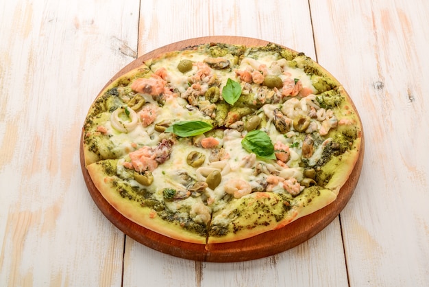 Pizza com camarão, salmão e azeitonas, pesto