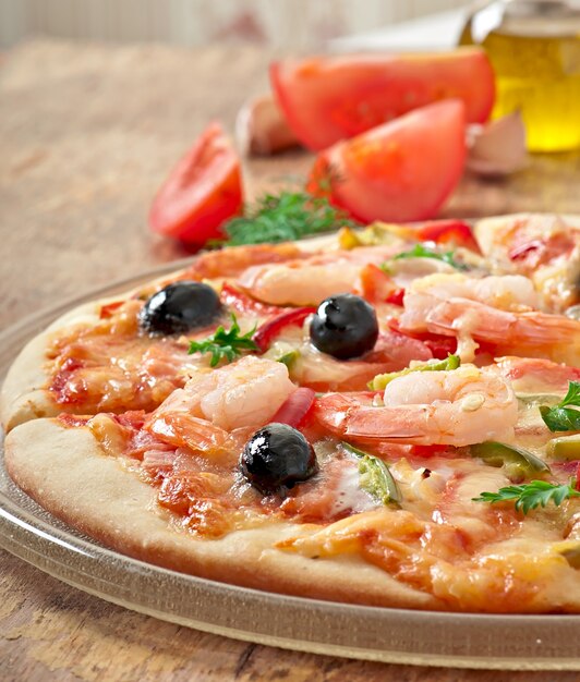 Pizza com camarão, salmão e azeitonas