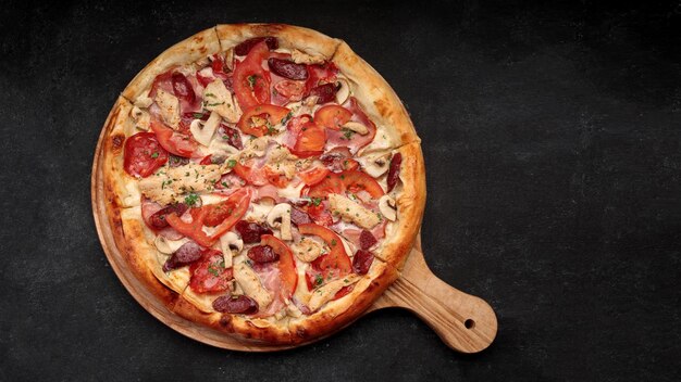 Pizza com carne de salsicha de cogumelos de frango e tomate