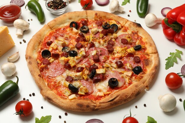 Pizza com carne e ingredientes em branco