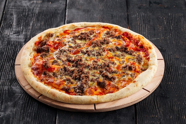 Pizza com carne picada e molho de tomate