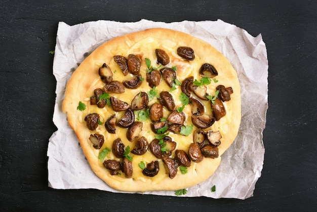 Pizza com cogumelos e queijo