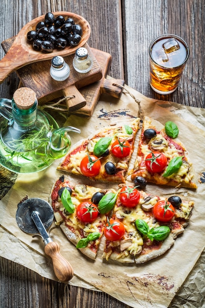 Pizza com cogumelos e queijo