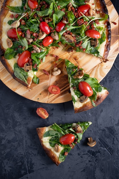 Pizza com cogumelos e rúcula de tomate.