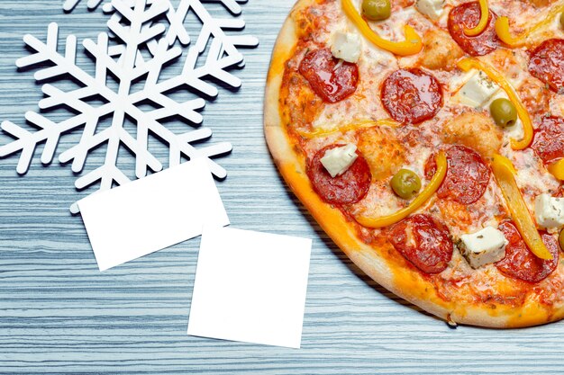 Foto pizza com decoração de flocos de neve.