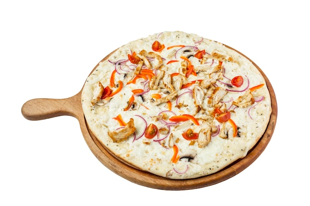 Pizza com folhas de alface de frango e tomate cereja em uma placa de madeira para servir Apetitoso prato tradicional italiano Vista superior Closeup Isolado no fundo branco