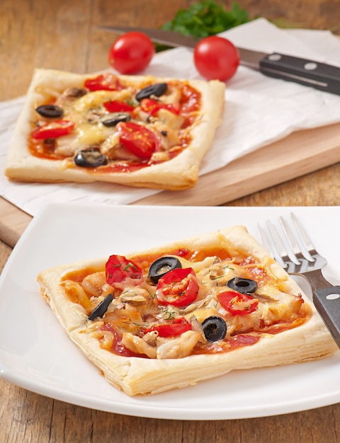 pizza com frango, tomate e cogumelos