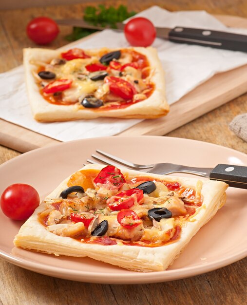 Pizza com frango, tomate e cogumelos