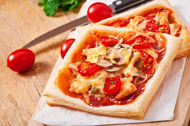 pizza com frango, tomate e cogumelos