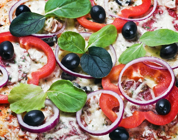 Pizza com legumes e queijo