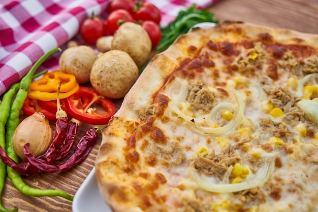 Pizza com legumes na mesa de madeira