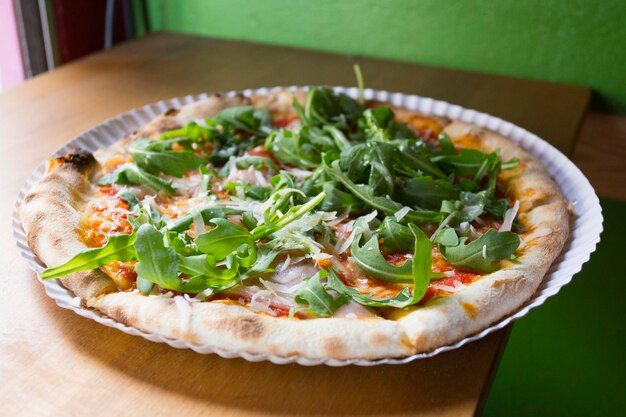 Pizza com legumes. Pizza napolitana feita com legumes assados. Receita vegetariana italiana.