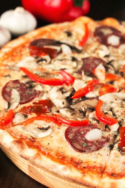 Pizza com linguiça e legumes, vertical, close-up