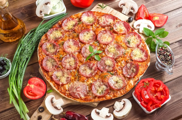 Pizza com linguiça e queijo em fundo de madeira com foco seletivo