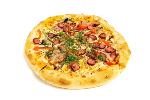Foto pizza com manjericão de queijo de carne de salsicha e azeitonas isoladas no fundo branco