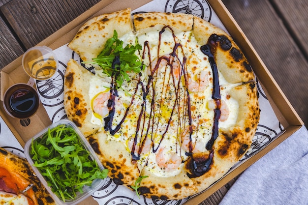 Pizza com molho de camarão e alface deliciosa entrega de pizza