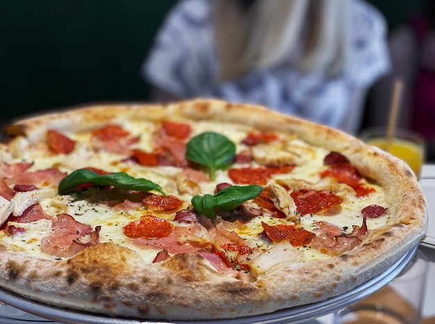 Pizza com molho de pizza, queijo mussarela e calabresa. pizza na mesa de restaurante