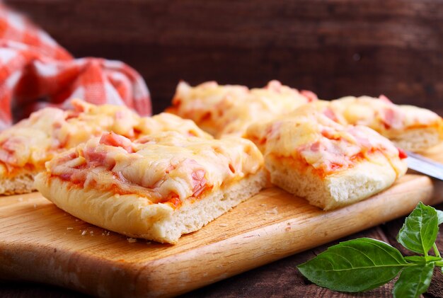 Pizza com molho de tomate e queijo