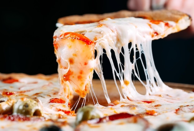 Pizza com muito queijo derretendo.