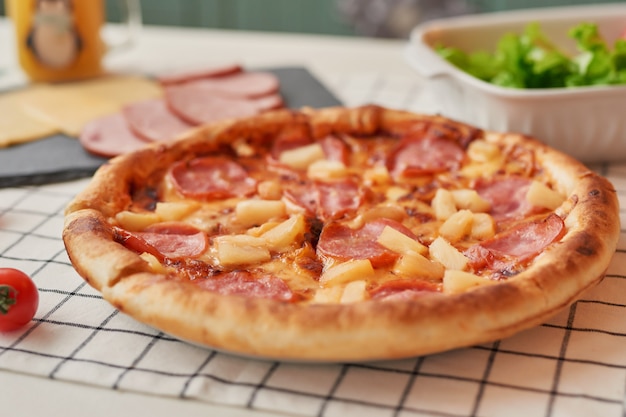 Pizza com mussarela em cima da mesa de natal