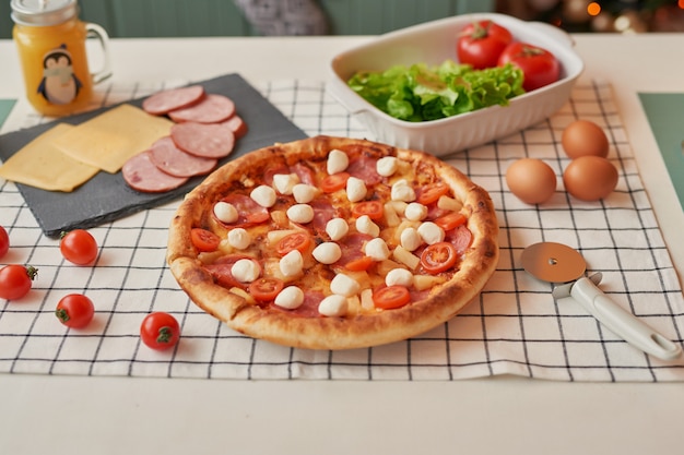 pizza com mussarela em cima da mesa de Natal