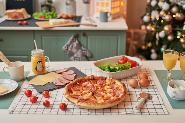 Pizza com mussarela em cima da mesa de natal