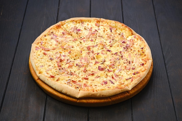 Pizza com presunto de parma cebola roxa e queijo