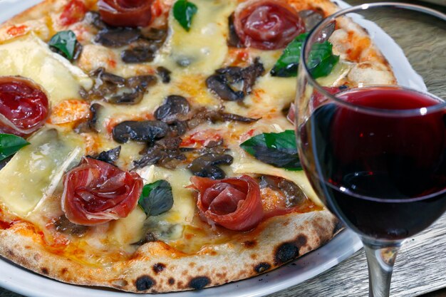 Pizza com Presunto de Parma e Vinho Tinto