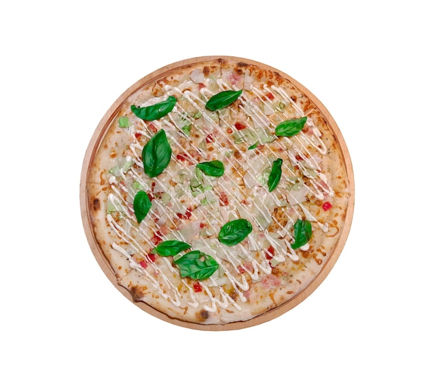 Pizza com presunto de queijo e manjericão vista superior isolada em fundo branco com caminho de corte