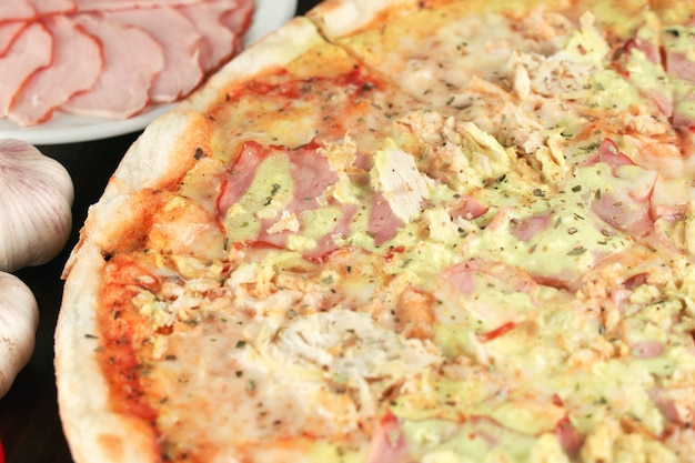 Pizza com presunto e frango close-up