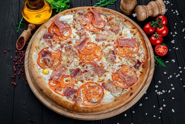 Pizza com presunto e salsicha do bacon