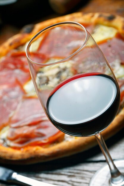 Pizza com presunto e vinho tinto