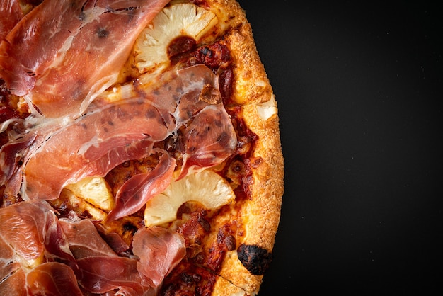 Pizza com presunto ou presunto de parma - comida italiana