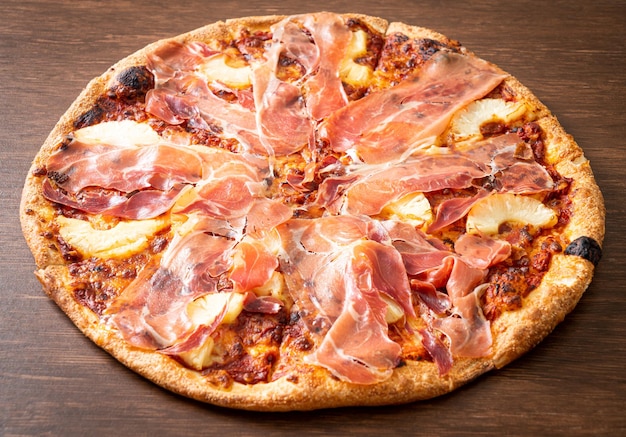 Pizza com presunto ou presunto de parma - comida italiana