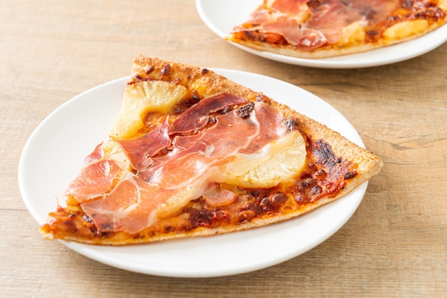 Pizza com presunto ou presunto de parma - comida italiana