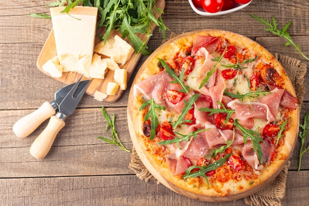 Pizza com presunto, presunto, rúcula, tomate, pesto, queijo e parmesão, cozinha italiana