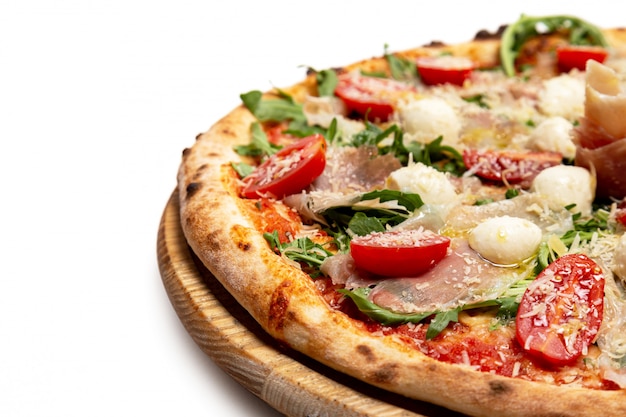 Pizza com queijo, carne e tomate em branco