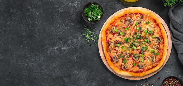 Pizza com queijo de cogumelos e tamatomi em um fundo preto